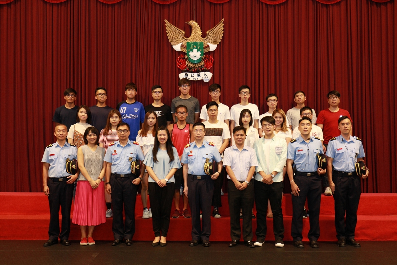 Fotografia conjunta entre o pessoal do CB e os membros da Associação de Nova Juventude Chinesa de Macau