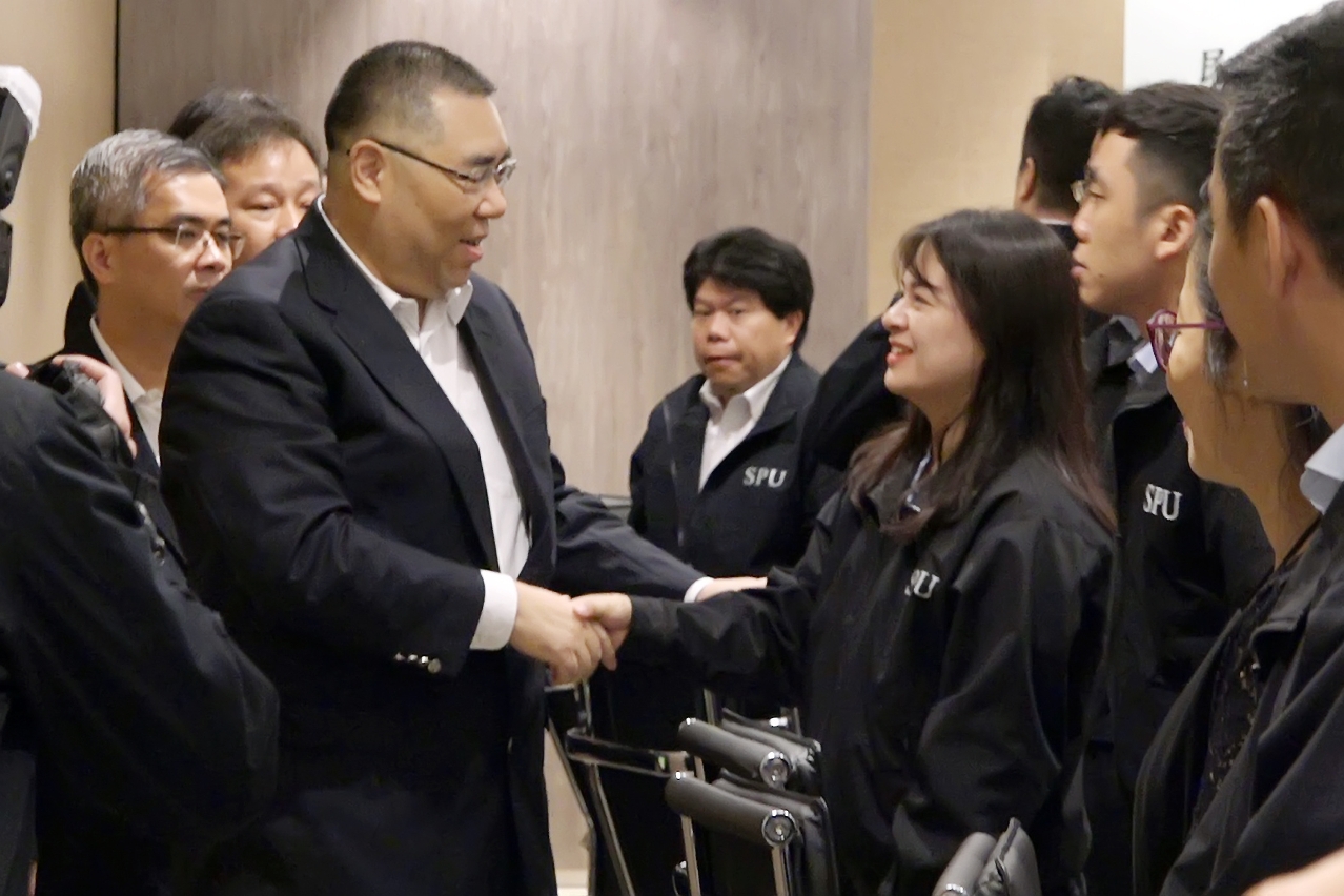 The Chief Executive, Mr Chui Sai On, shakes hands with personnel at the Civil Protection Action Centre.