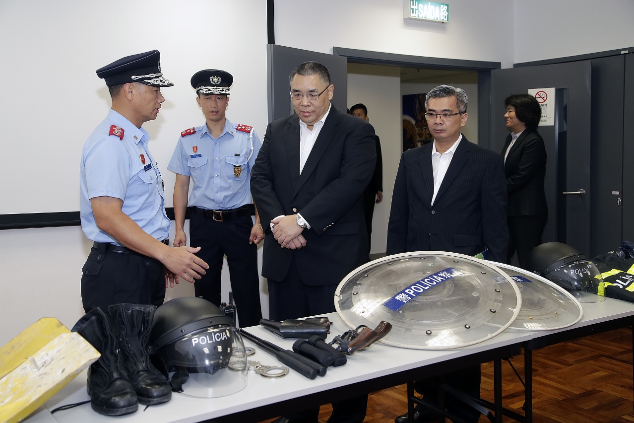 The Chief Executive, Mr Chui Sai On, is briefed on the equipment of the Public Security Police Force during a visit to the Civil Protection Action Centre.