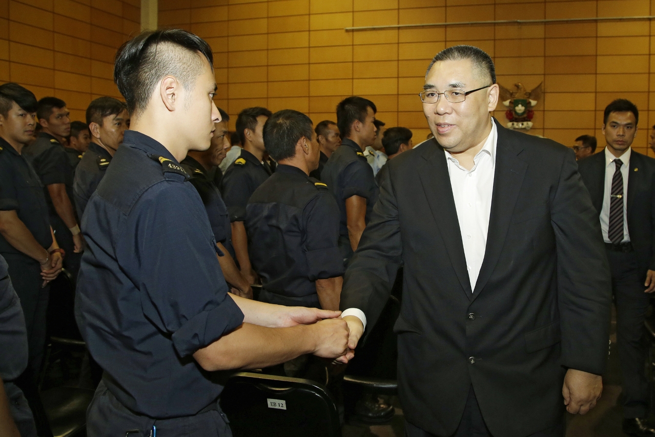 The Chief Executive, Mr Chui Sai On, shakes hands with fire officers and praises their contribution in helping the recovery work after typhoon.