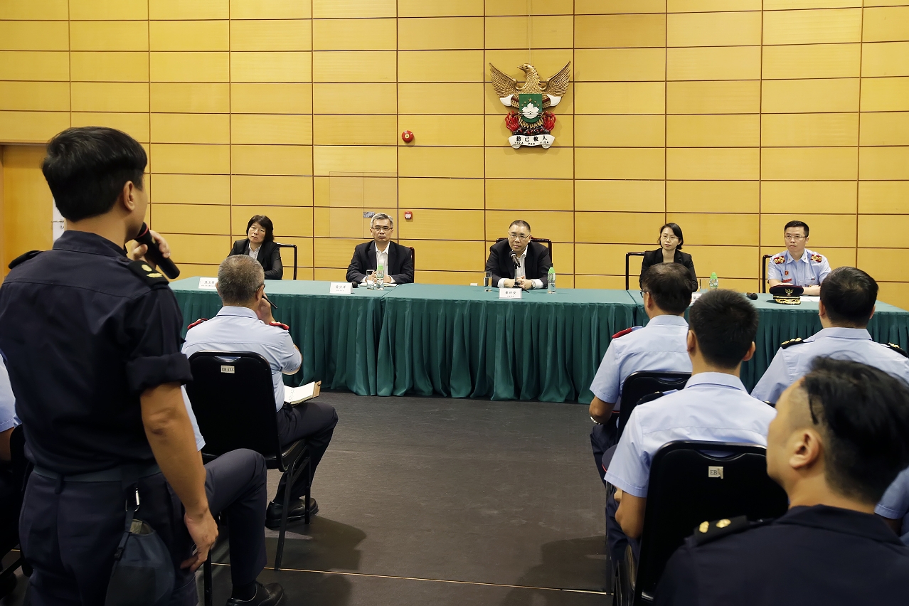The Chief Executive, Mr Chui Sai On, chats with front-line fire officers to collect their opinion regarding post-typhoon recovery.
