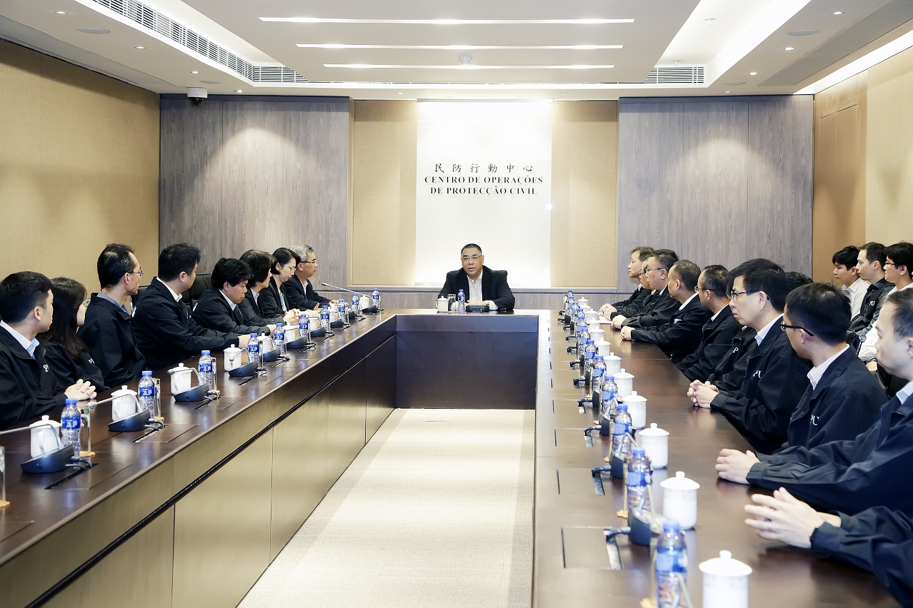 行政長官聽取前線警員的心聲，讚揚他們救助風災的表現，勉勵他們繼續作出貢獻。