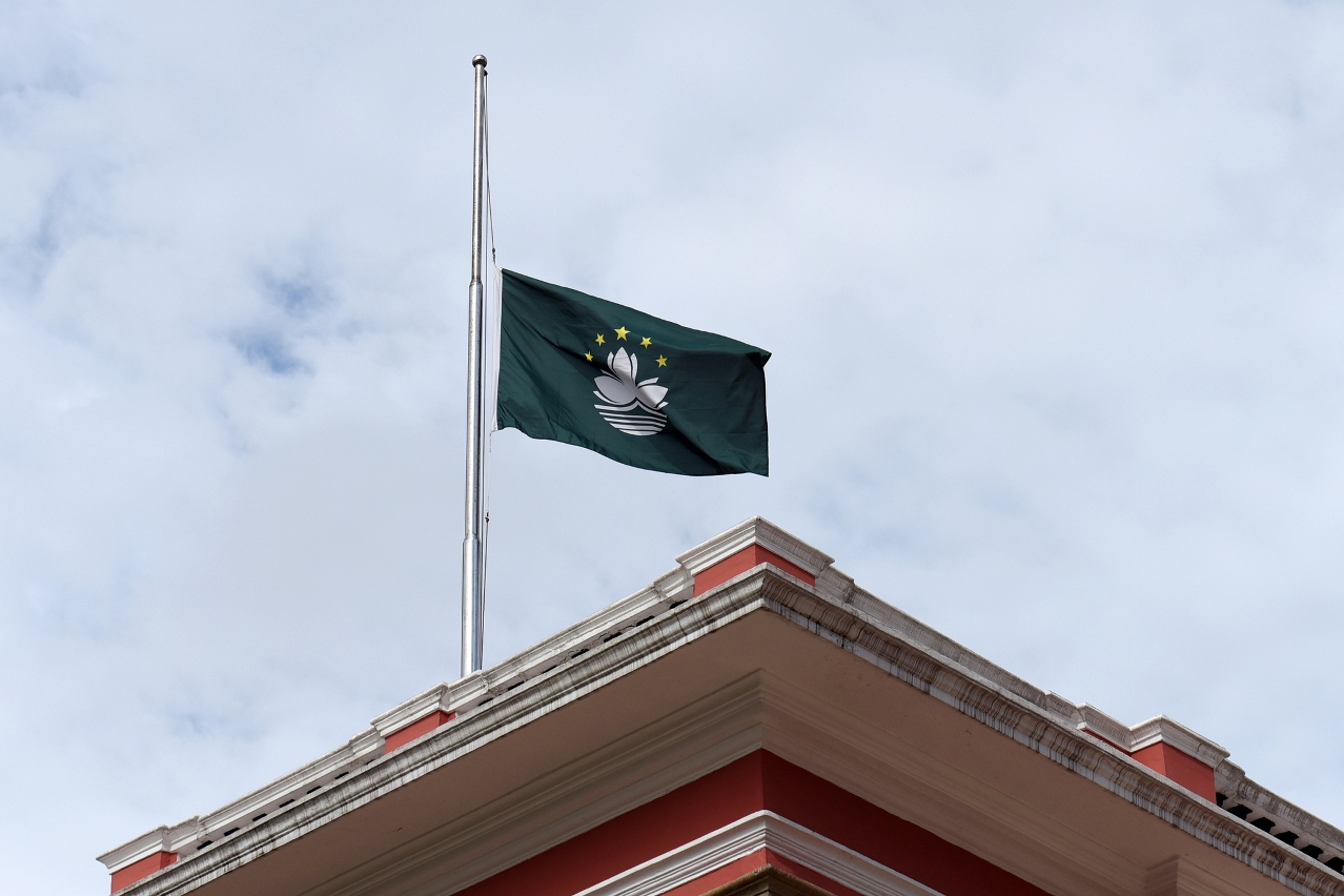 Regional flags of the Macao Special Administrative Region displayed at all agencies of the Government, border-crossing checkpoints, ferry terminals and airport, as well as representative offices stationed outside Macao, fly at half-mast today.