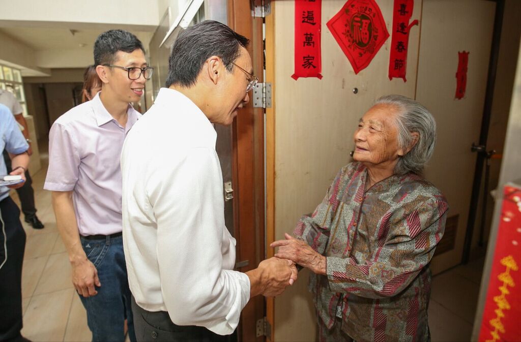 譚俊榮探望獨居長者
