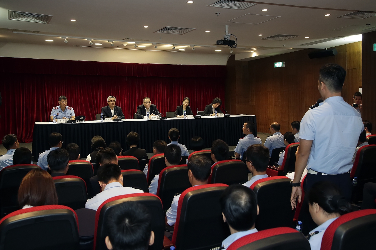 During a visit to the Civil Protection Action Centre, the Chief Executive, Mr Chui Sai On, praises the performance of front-line personnel during typhoon and listens to their opinion regarding the Government