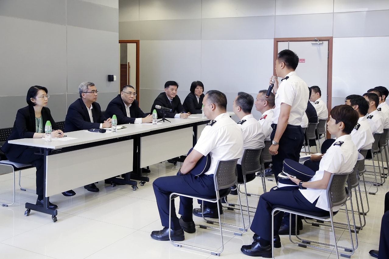 Chefe do Executivo, Chui Sai On,  ouve opiniões do pessoal da primeira linha dos Serviços de Alfândega.