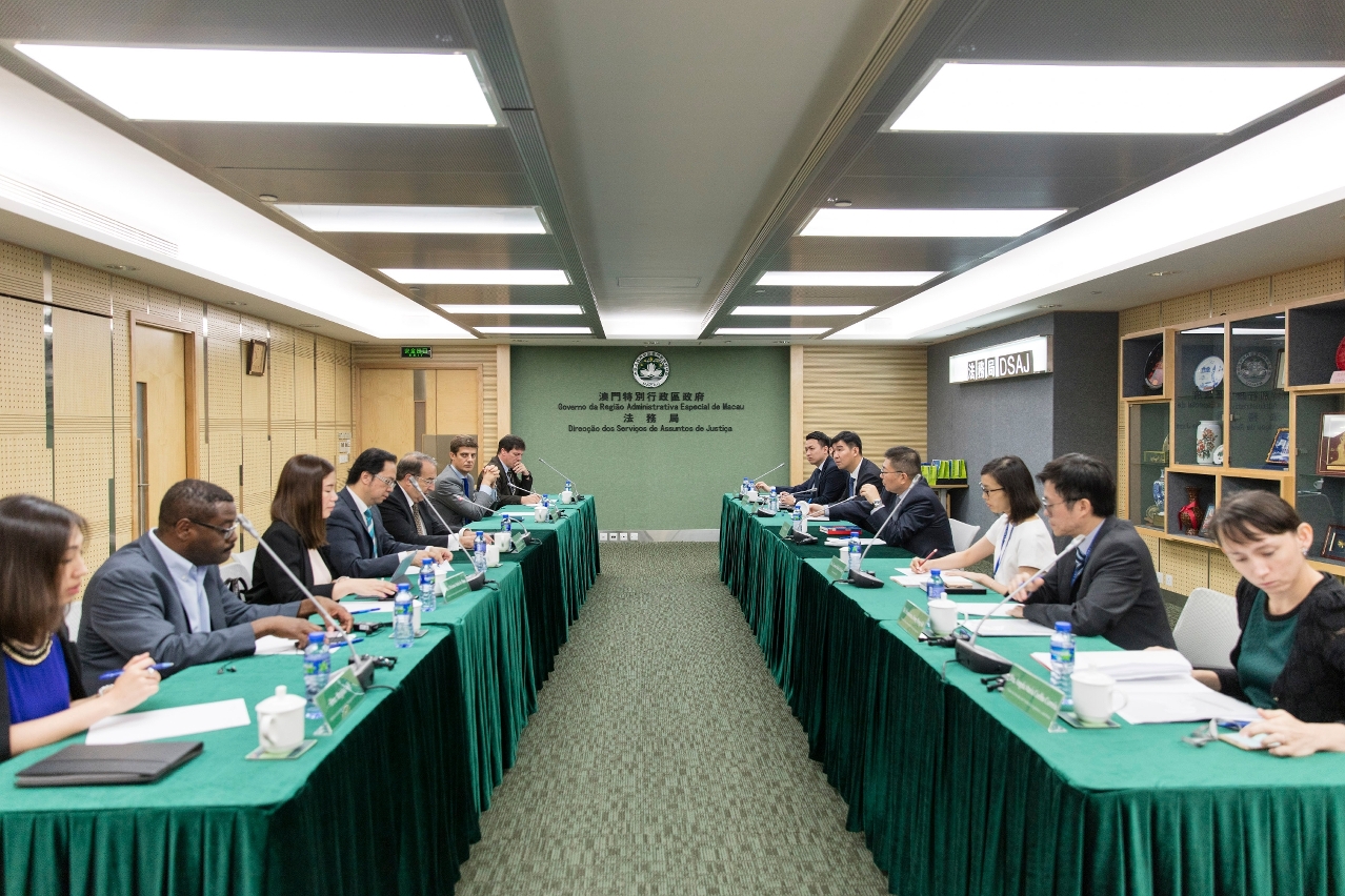 Visita da Associação dos Advogados de Macau à Direcção dos Serviços de Assuntos de Justiça