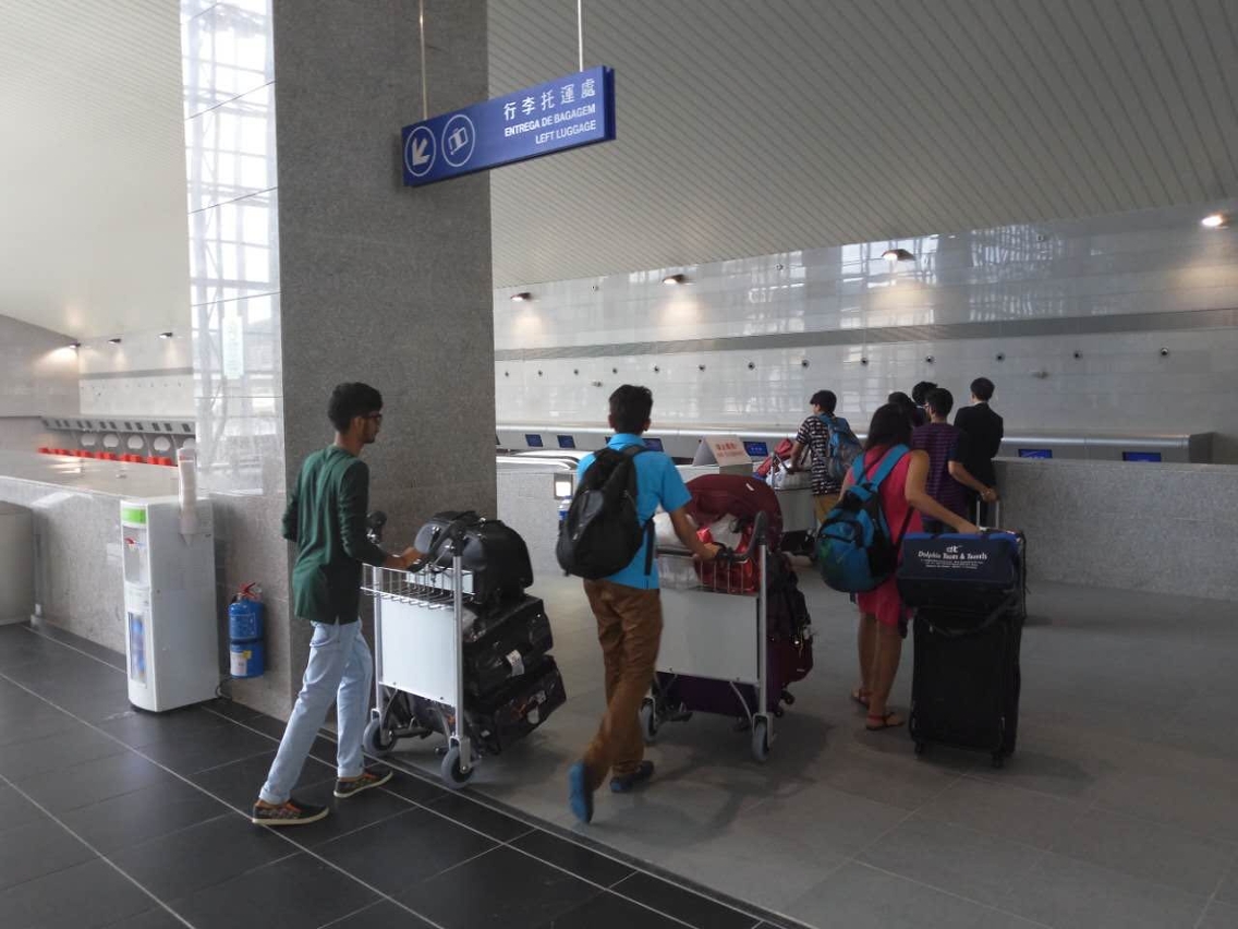 旅客使用新增的行李手推車