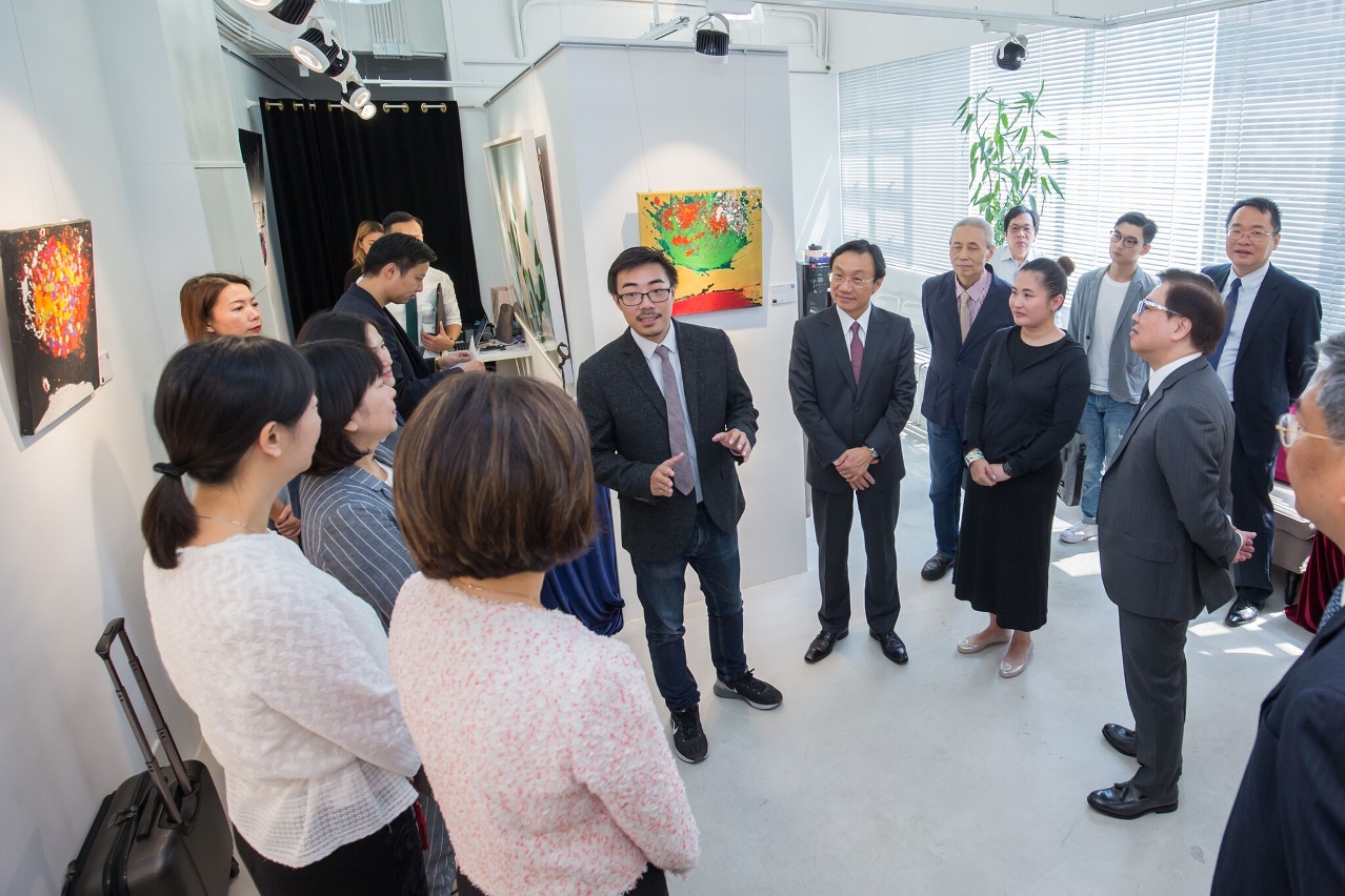 O responsável de Blanc Art Gallery, Sr. Pedro Ip apresentou os negócios