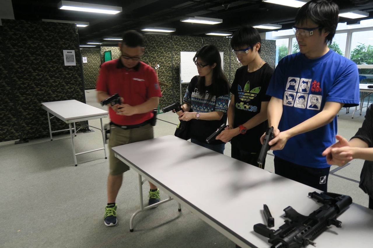 “動動樂‧顯親恩”體驗日青少年與家長一起進行室內射擊和攀爬活動(2)