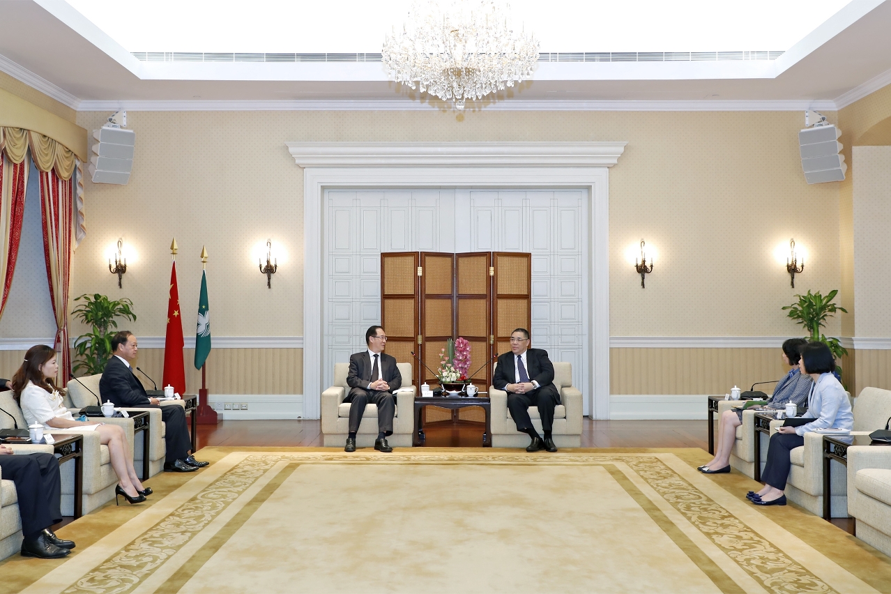 Encontro entre o Chefe do Executivo, Chui Sai On, e representantes da Associação Industrial e Comercial da Zona Norte de Macau.