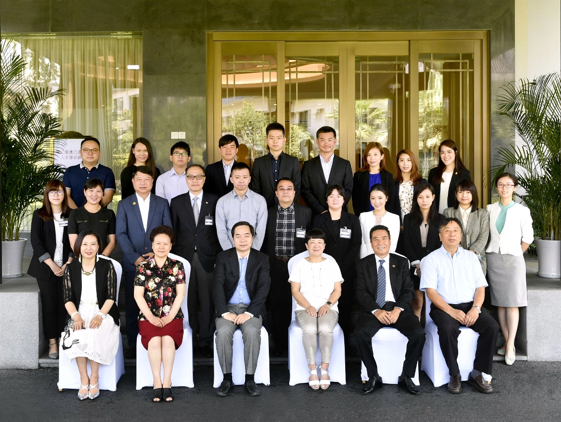 Fotografia de grupo do 3.º Curso de Formação de Talentos de Convenções e Exposições de Macau