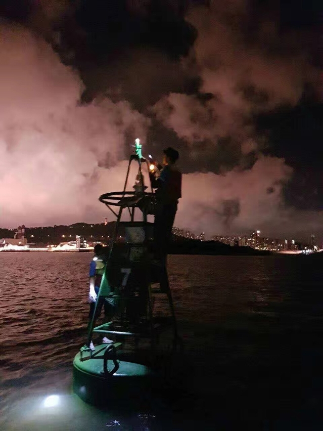 海事局凌晨調整氹仔航道的浮標