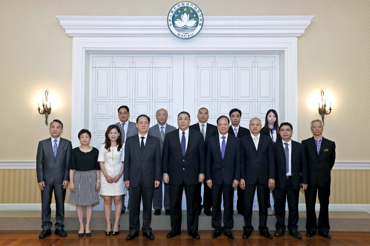 Chefe do Executivo, Chui Sai On e representantes da Associação Industrial e Comercial da Zona Norte de Macau.