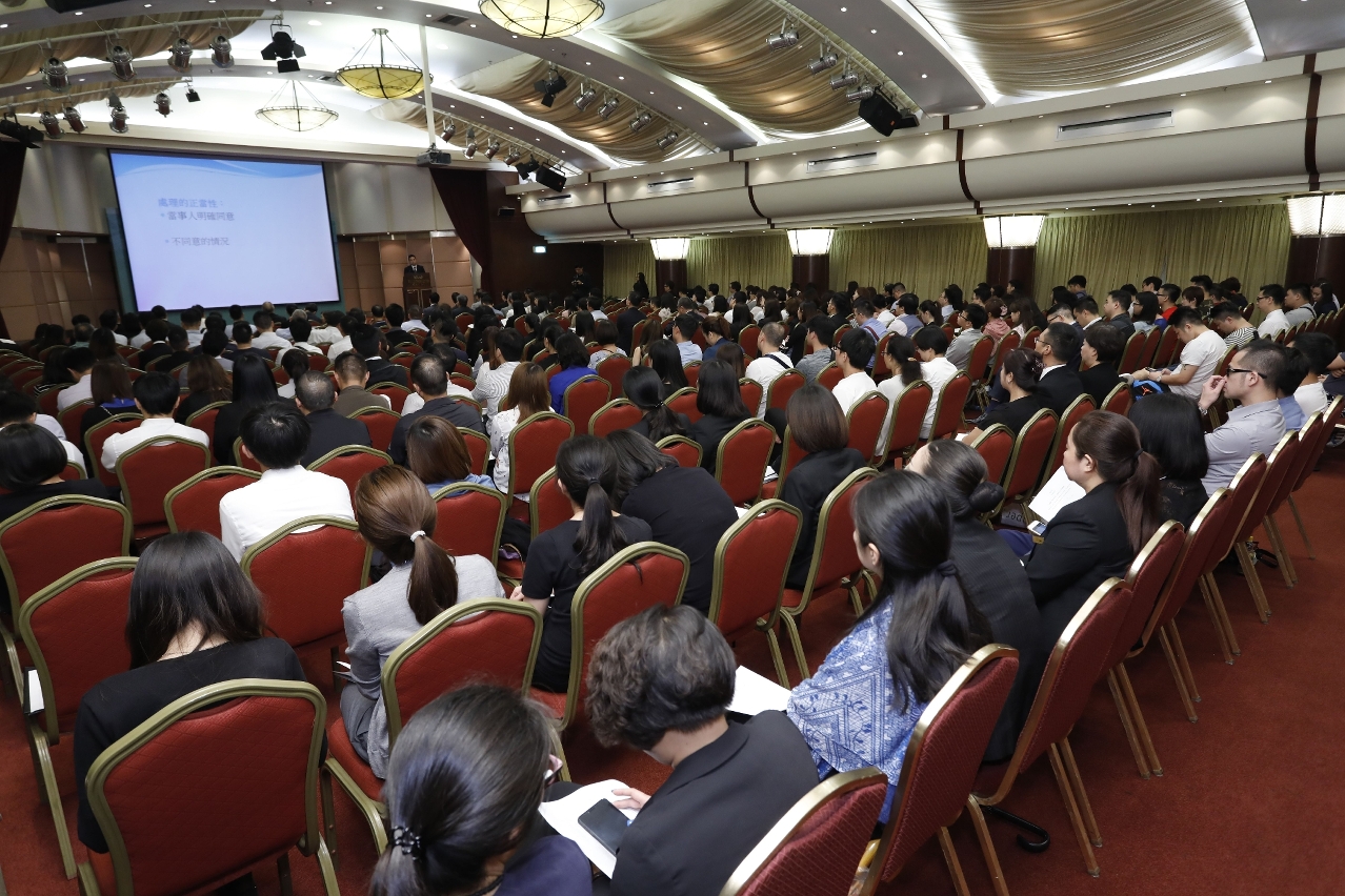 O seminário atraiu a participação de muitos representantes do sector bancário e comerciantes.