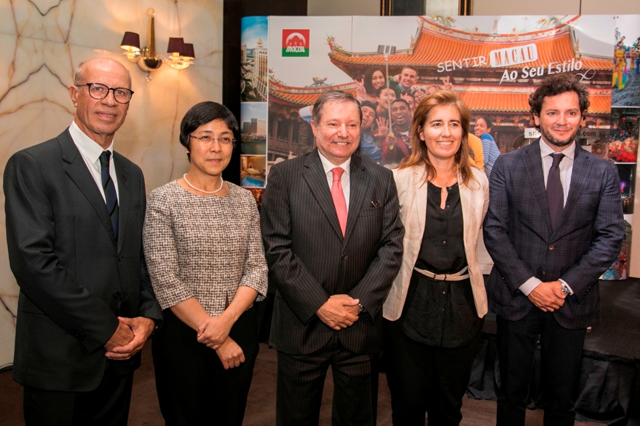 APAVT President (center) with MGTO Director, the Portuguese Secretary of State for Tourism (right), the  President of Portugal Tourism Board and the coordinator of Macao Tourism Promotion & Information Center in Portugal