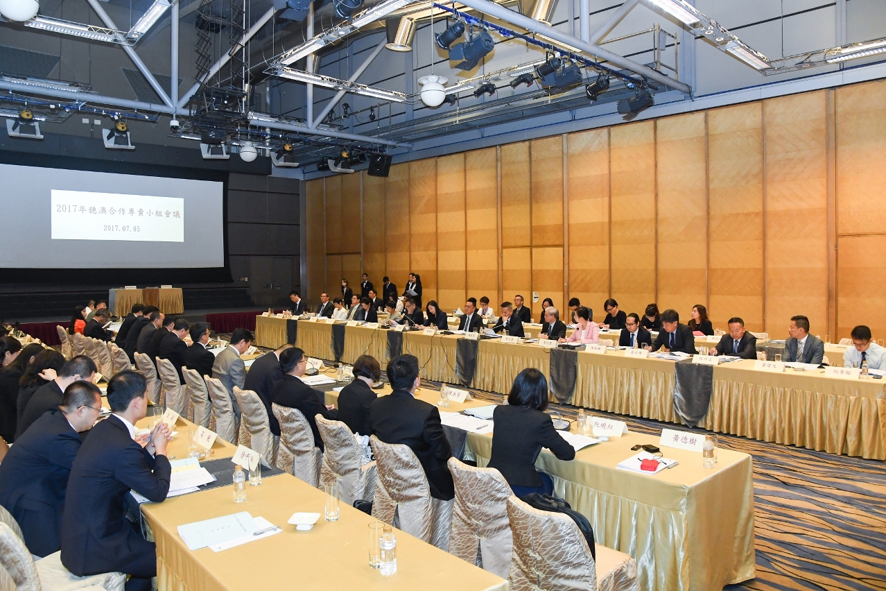 A Reunião do Grupo de Trabalho para a Cooperação Cantão-Macau 2017 focada no tema sobre a promoção conjunta da iniciativa “Uma Faixa, Uma Rota” e da construção da Grande Baía Guangdong-Hong Kong-Macau.