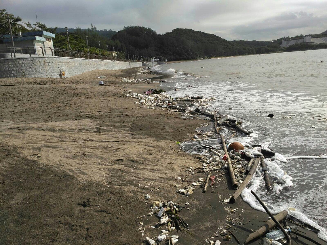 海灘上堆積不少垃圾