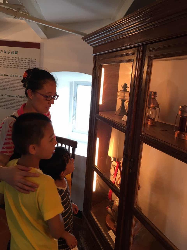 塔內設有語音導覽、展覽板和舊式海事設施的展覽