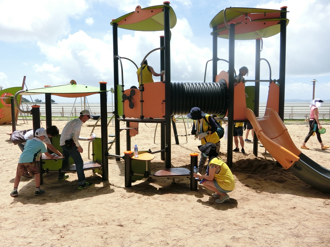 membros do grupo de solidariedade a limpar as instalações de divertimento para crianças juntamente com os seus filhos