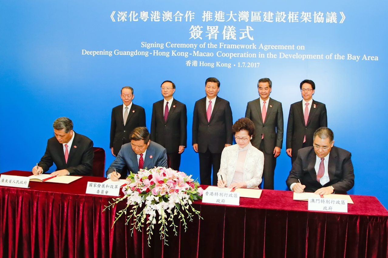 Presidente Xi Jinping testemunha a celebração do «Acordo-Quadro para o reforço da cooperação Guangdong-Hong Kong-Macau e promoção da construção da Grande Baía», assinado pelo Chefe do Executivo da Região Administrativa Especial de Macau, Chui Sai On, Chefe do Executivo da Região Administrativa Especial de Hong Kong, Carrie Lam, director da Comissão Nacional para o Desenvolvimento e Reforma, He Lifeng, e governador da Província de Guangdong, Ma Xingrui (da direita para a esquerda).