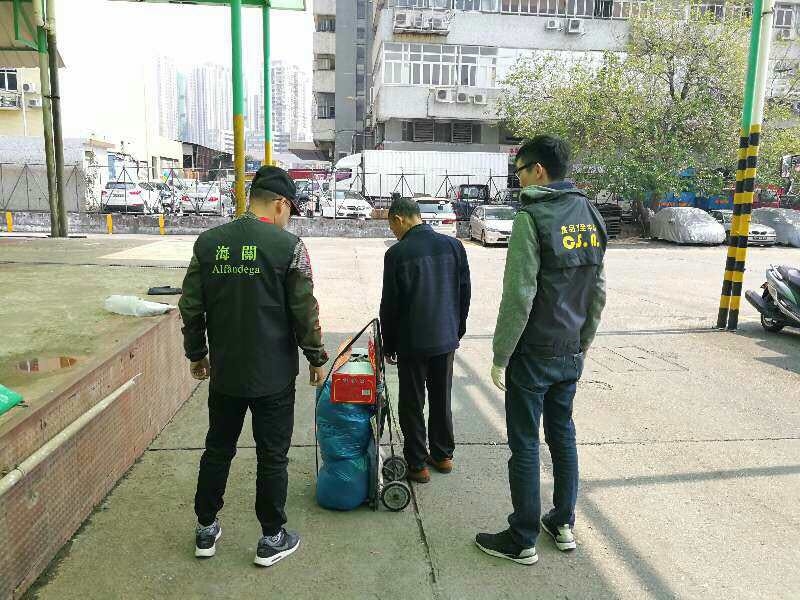 海關將查獲的未經檢疫鮮活食品移交民署食安中心處理