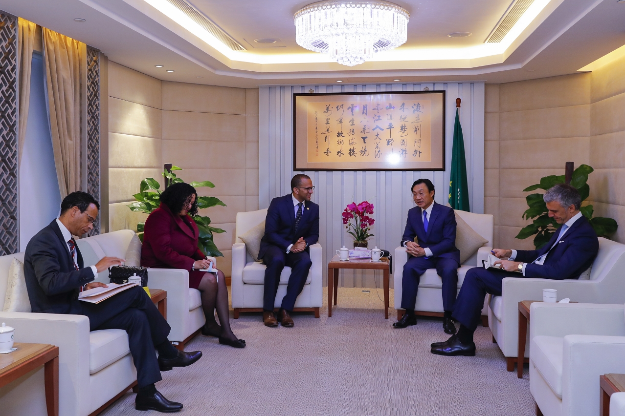 The Secretary for Social Affairs and Culture, Mr Tam Chon Weng (right), meets with the Minister of Culture and Creative Industries of Cape Verde, Mr Abraão Vicente.