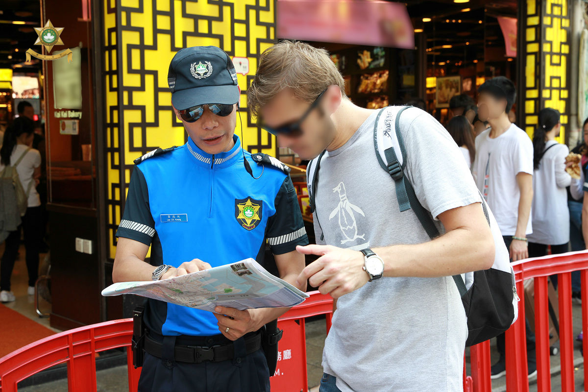 旅遊警察為旅客提供協助