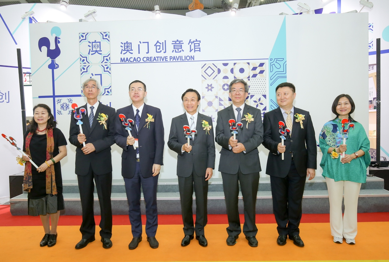 O Secretário para os Assuntos Sociais e Cultura, Alexis Tam  e convidados presidiram à cerimónia de inauguração  do Pavilhão da Criatividade de Macau