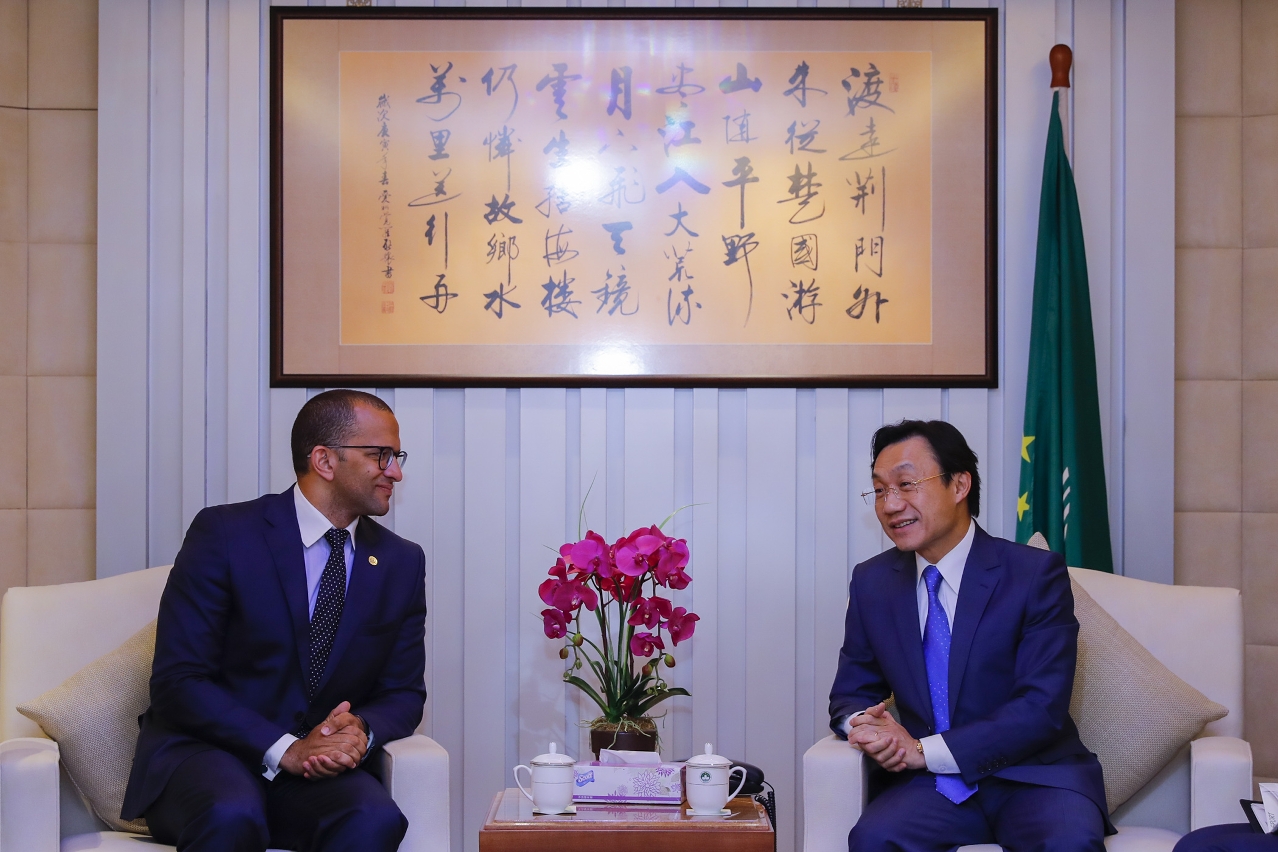 The Secretary for Social Affairs and Culture, Mr Tam Chon Weng (right), meets with the Minister of Culture and Creative Industries of Cape Verde, Mr Abraão Vicente.