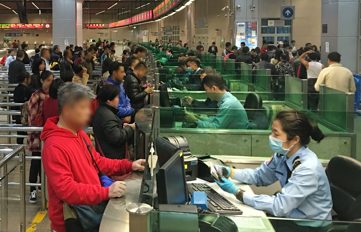 增派警力加開驗證櫃檯疏導人流