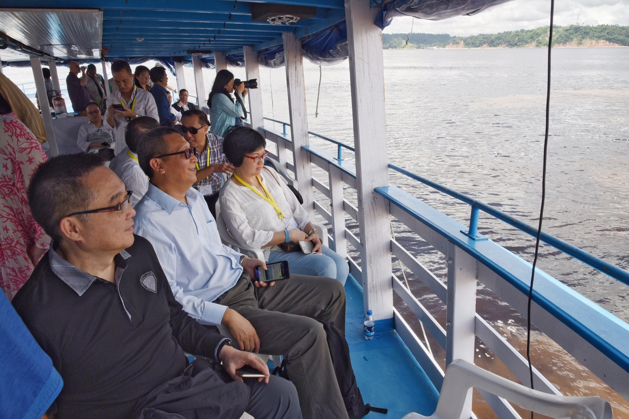 A delegation from the “9+2” provinces and special administrative regions (SARs) that make up the Pan-Pearl River Delta (PPRD) Region is briefed in Manaus, Brazil on an environmental protection project for the Amazon River area.