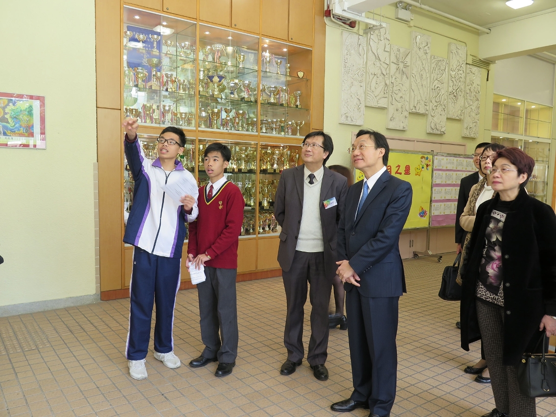 譚俊榮參觀靈風中學視藝創作園地