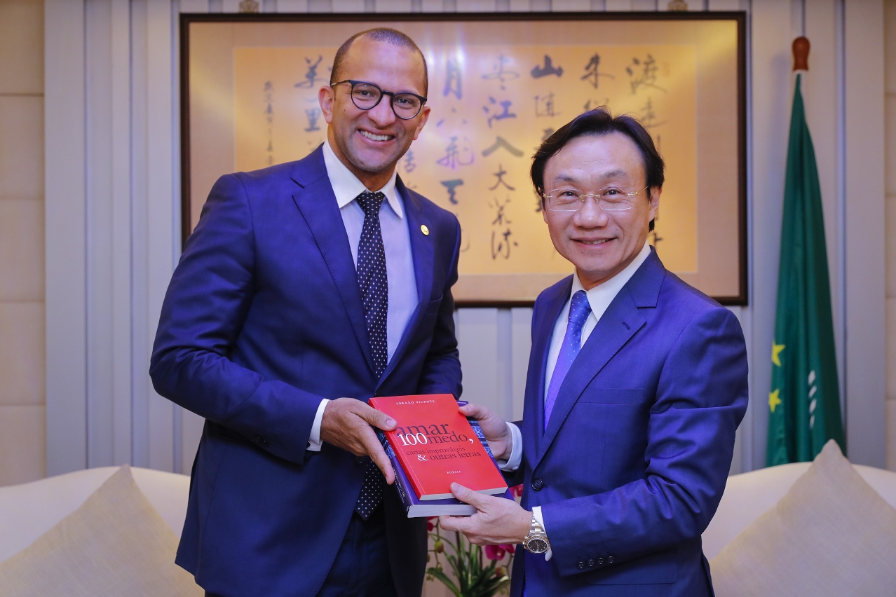 The Secretary for Social Affairs and Culture, Mr Tam Chon Weng (right), receives gifts presented by the Minister of Culture and Creative Industries of Cape Verde, Mr Abraão Vicente.