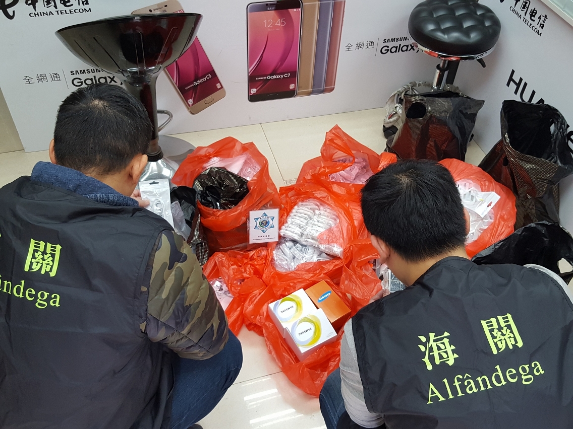關員在涉案店舖內進行搜查