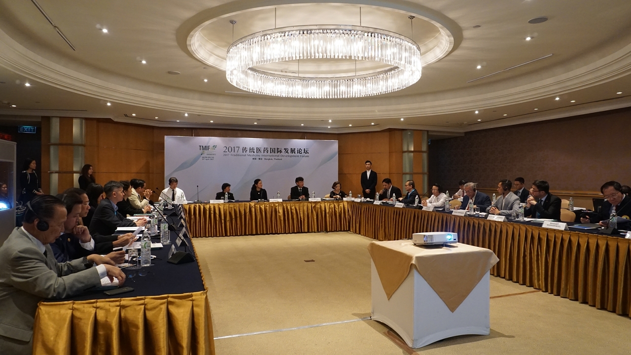 Representatives of Traditional Medicine from government departments, organizations, associations and enterprises of 5 ASEAN countries, mainland China and Macao attended the closed meeting