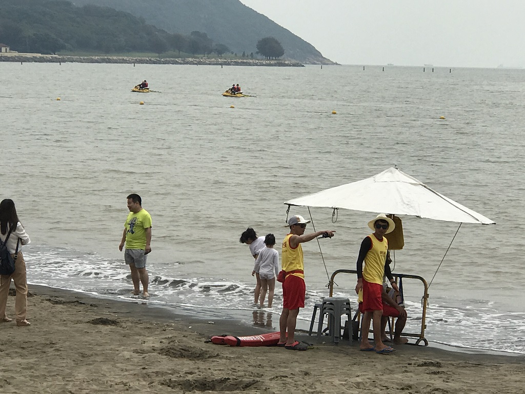 救生員在海灘當值