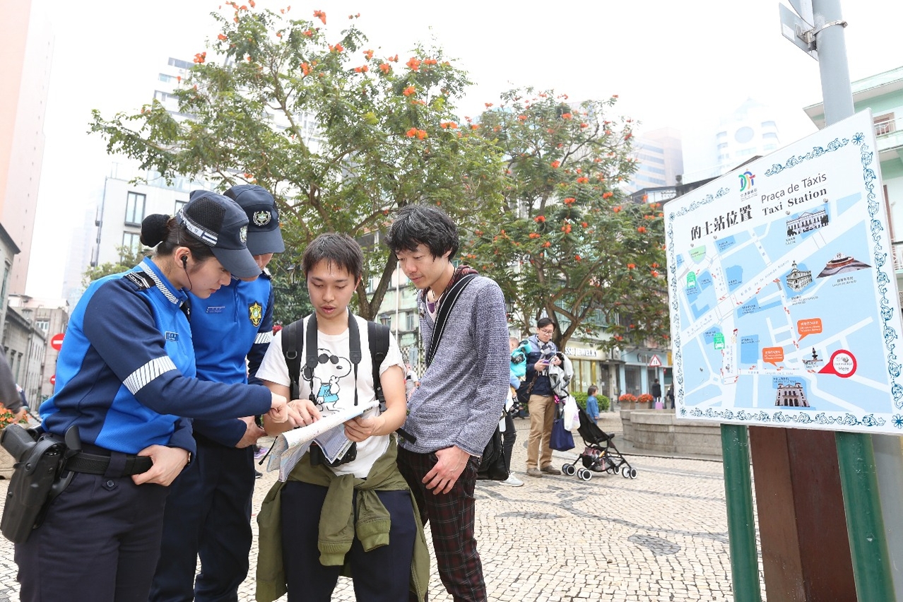 旅遊警察為旅客提供協助