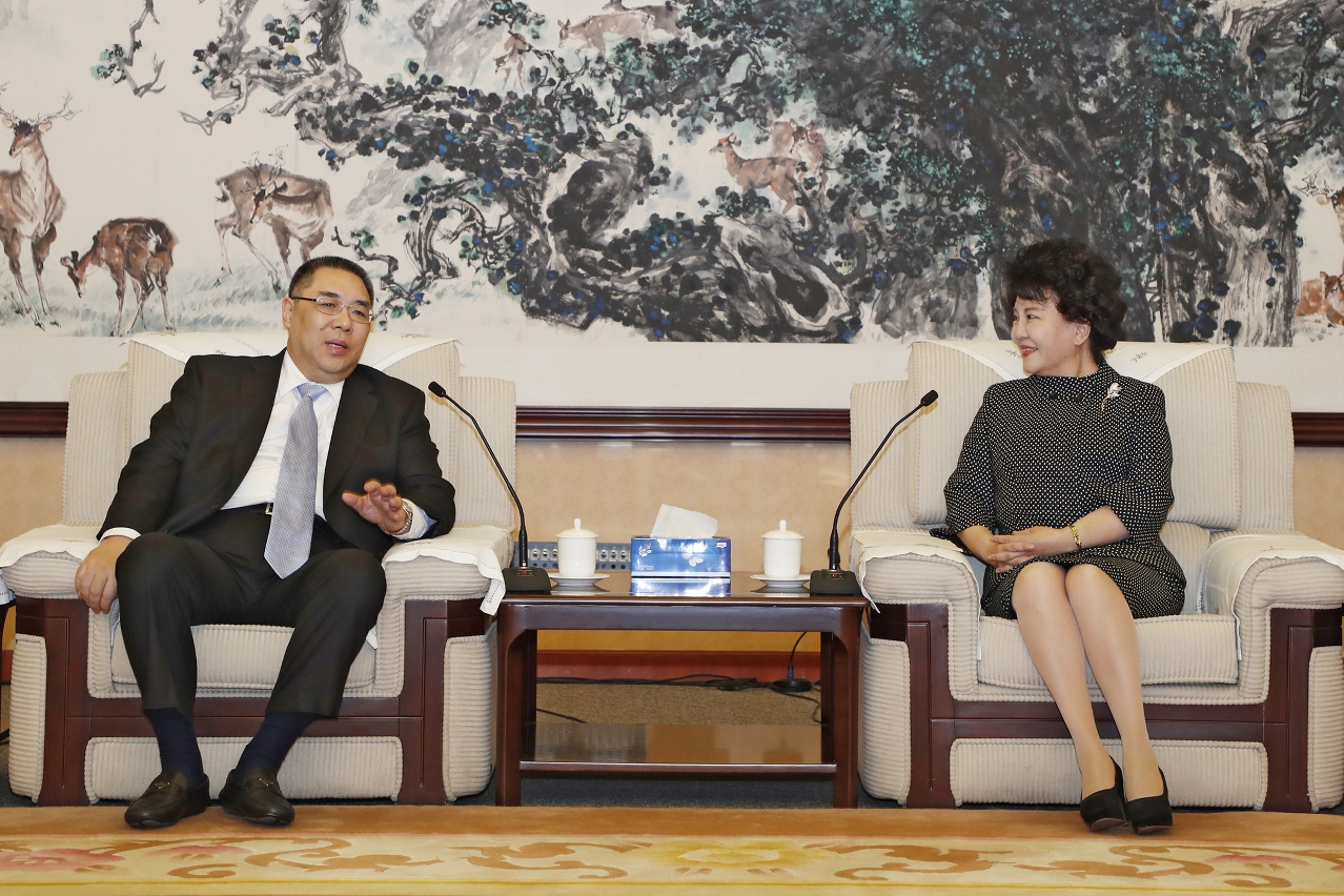 Chefe do Executivo, Chui Sai On, que se encontra em Pequim, tem um encontro com a directora do Gabinete para os Assuntos dos Chineses do Ultramar do Conselho de Estado, Qiu Yuanping.