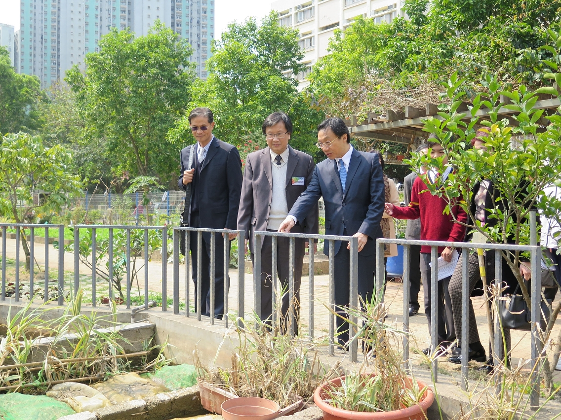 譚俊榮參觀靈風中學有機種植園