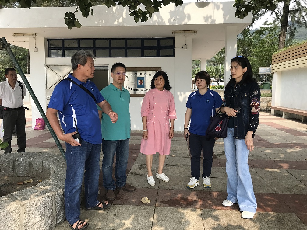 海事局在海灘派駐了救護員