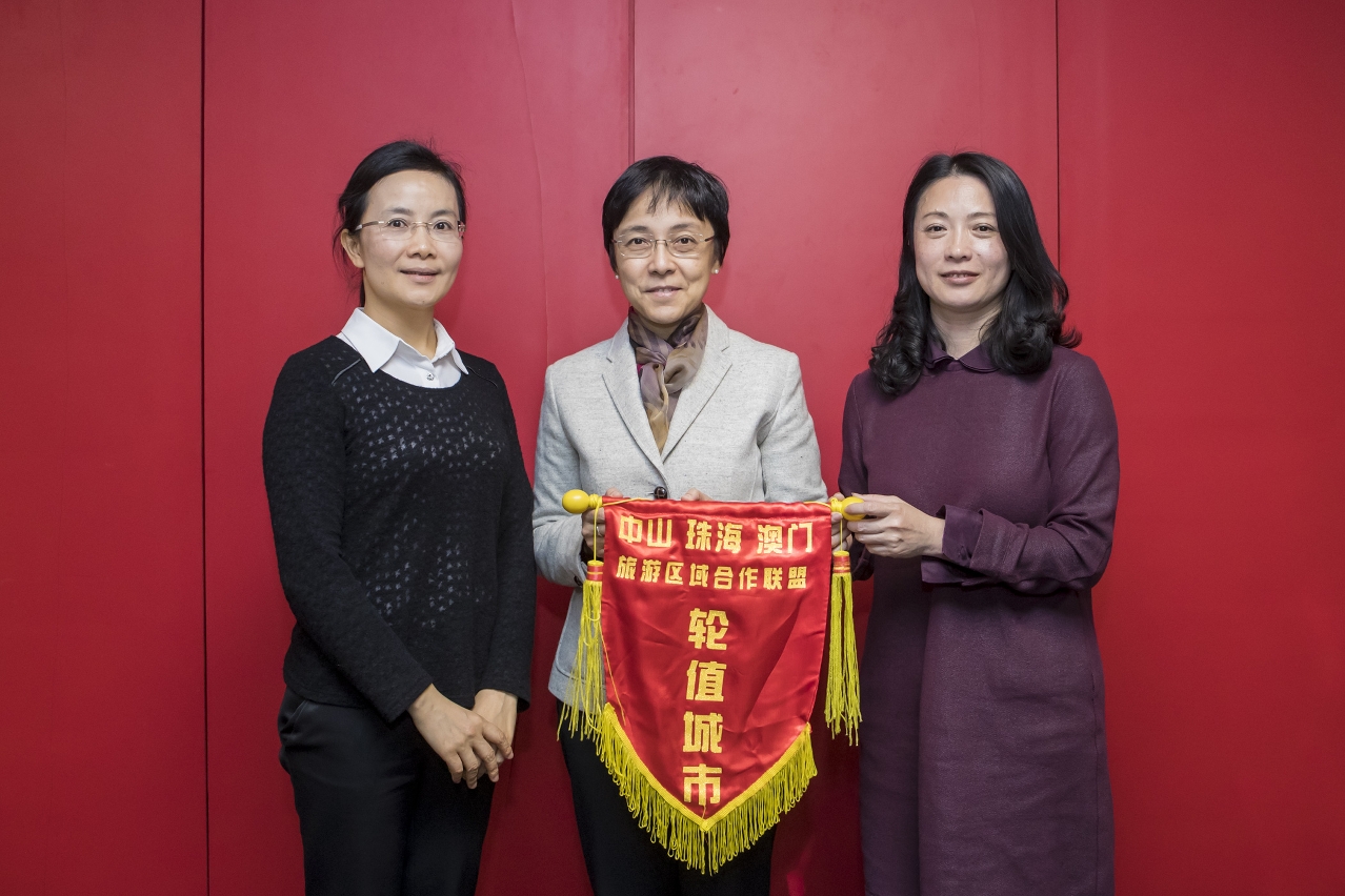 Directora da DST (no meio), com a directora do Gabinete para a Cultura, Desporto e Turismo de Zhuhai da Província de Guangdong, Wang Lingping (à esquerda) e a directora da Administração do Turismo de Zhongshan, Wu Jiamin (à direita)
