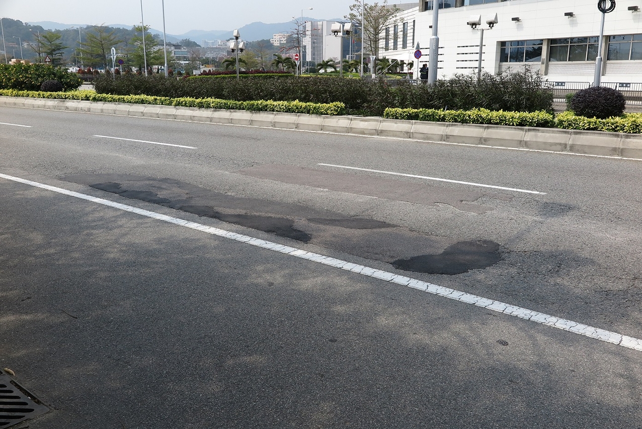 孫逸仙大馬路使用多年路面出現不同程度損壞