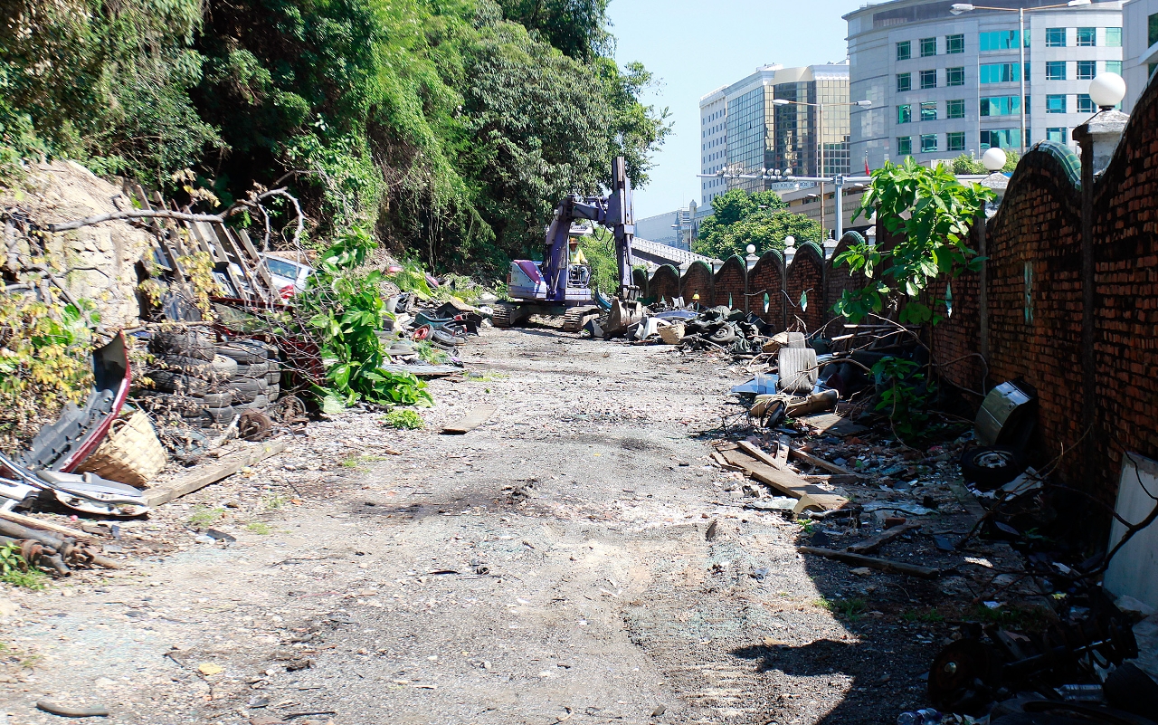 羅理基博士大馬路與海邊馬路之間兩幅相連土地清遷前狀況
