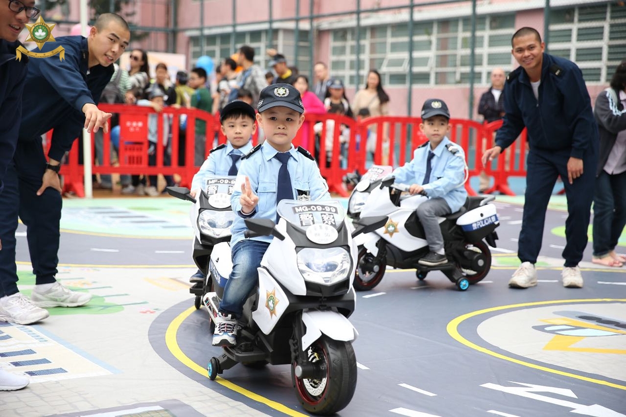 小警察駕駛小警車