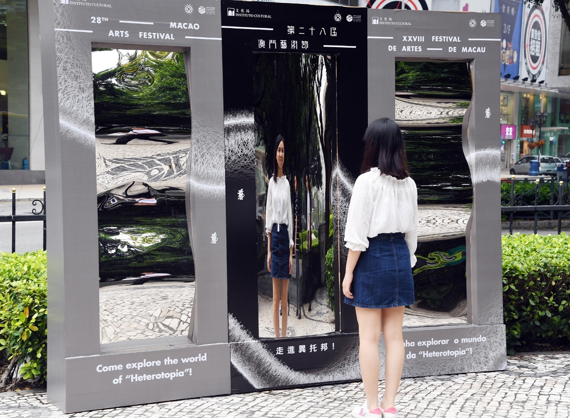Instalados espelhos de deformam as imagens