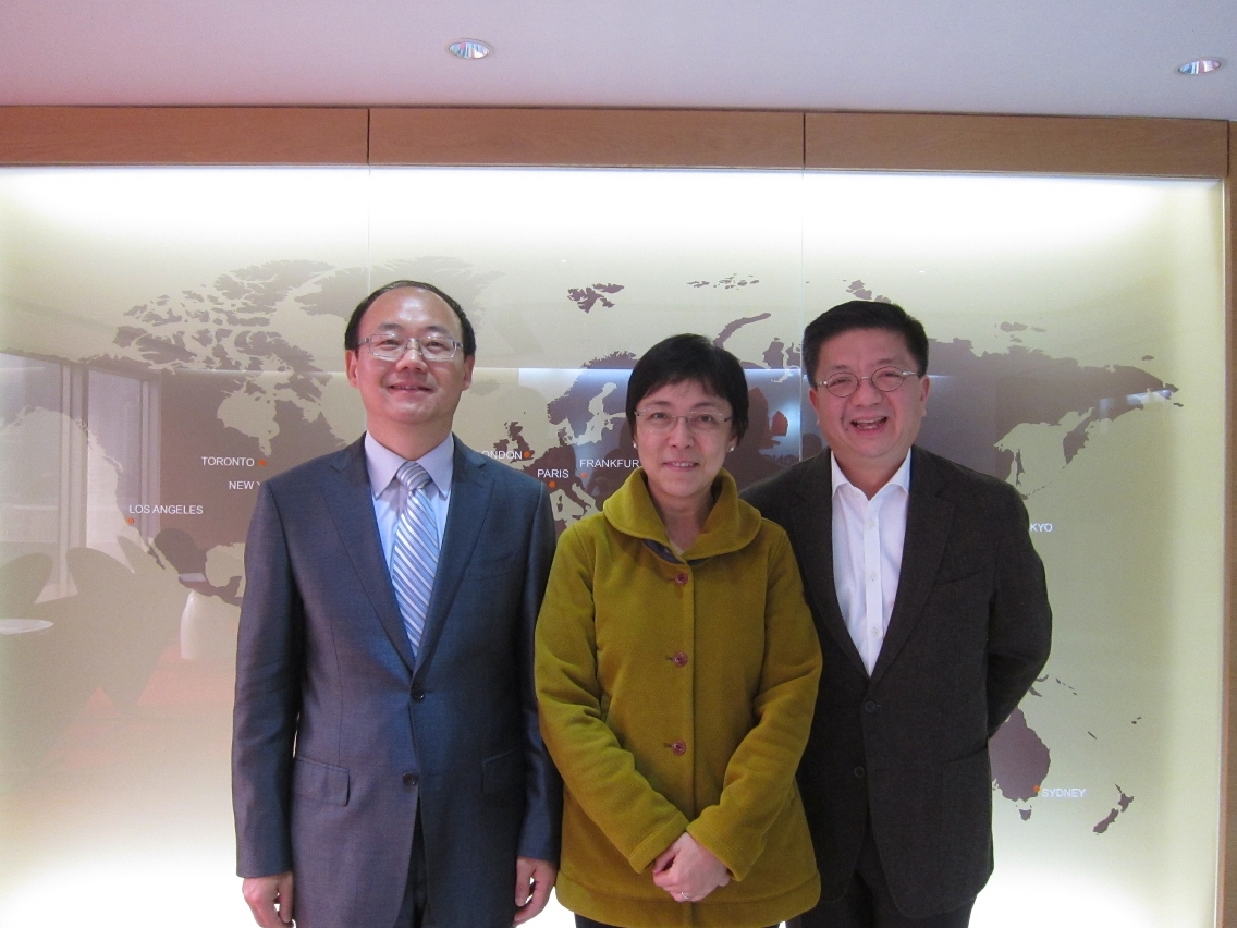 MGTO Director Maria Helena de Senna Fernandes (middle), Deputy Director General of Tourism Administration of Guangdong Province, Mei Qijie (left), and HKTB Executive Director Anthony Lau (right)