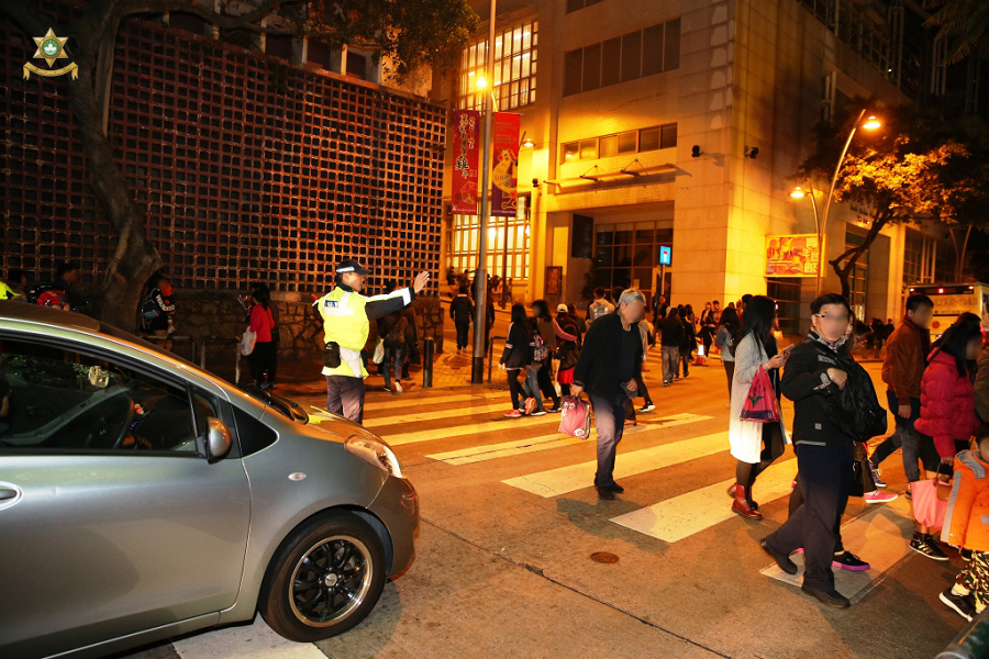 交通警員適時實施疏通道路