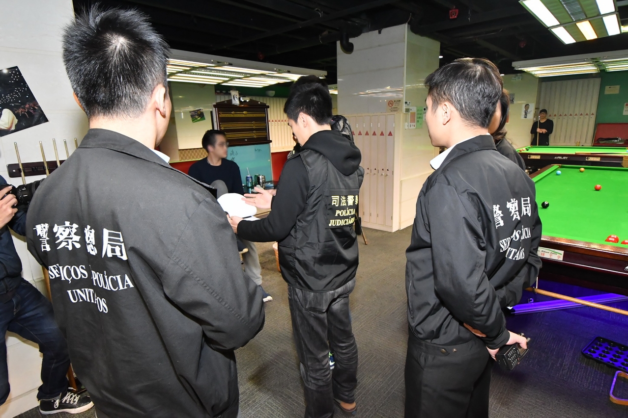 冬防行動中警方巡查本澳各類娛樂場所