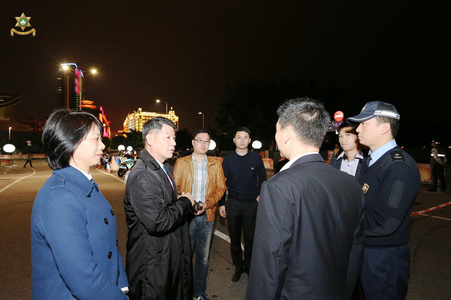 梁文昌局長聽取活動指揮官的行動簡報